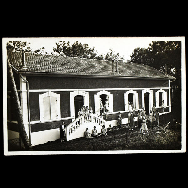 Ensemble de 4 cartes postales photographiques des vacances du personnel de Chanel à Mimizan (circa 1930)