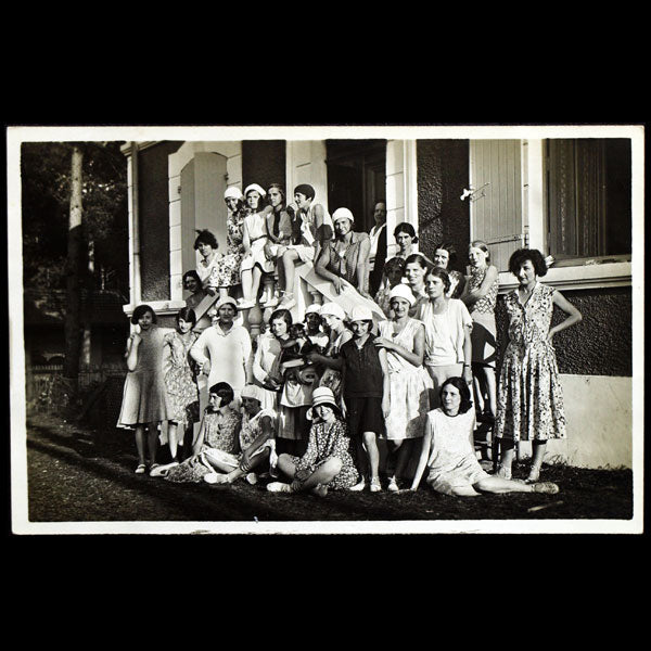 Ensemble de 4 cartes postales photographiques des vacances du personnel de Chanel à Mimizan (circa 1930)