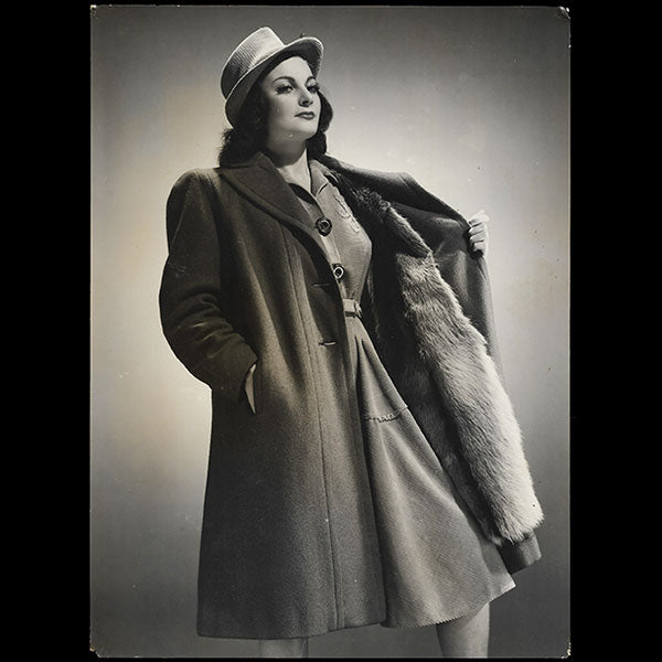 Jean Patou - ensemble porté par la mannequin Maggy Sarragne (circa 1946)