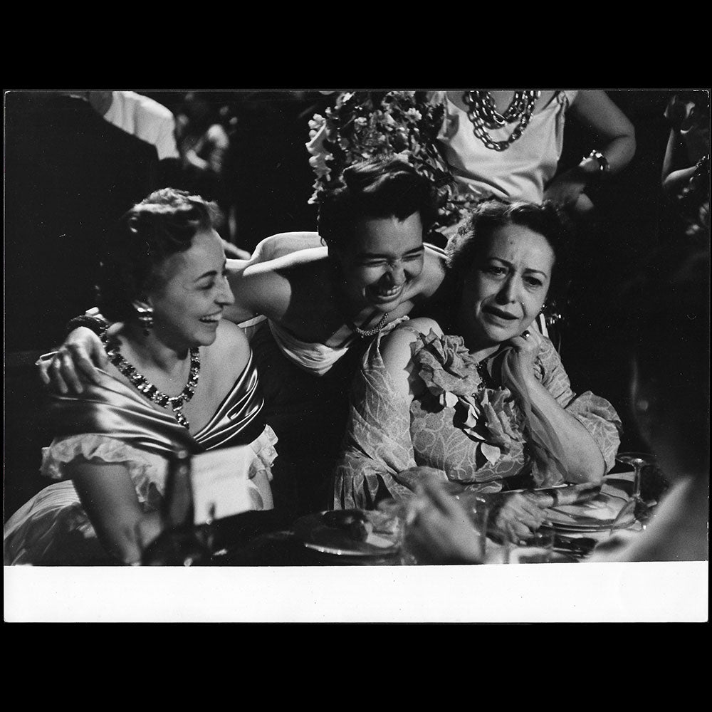 Fath - Yolanda Penteado Matarazzo, Madame Vargas et sa fille au bal Carnaval de Rio donné par les Fath au chateau de Corbeville (1952)