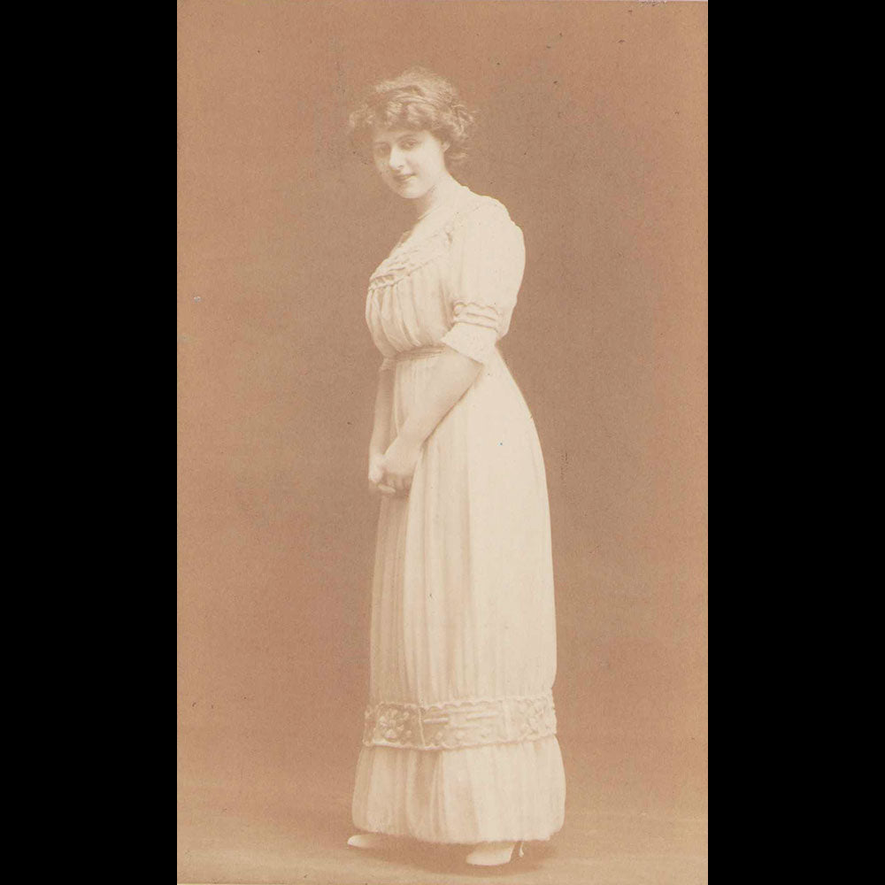 Portrait d'une élégante, réunion de deux photographies du Studio Fémina (circa 1910)