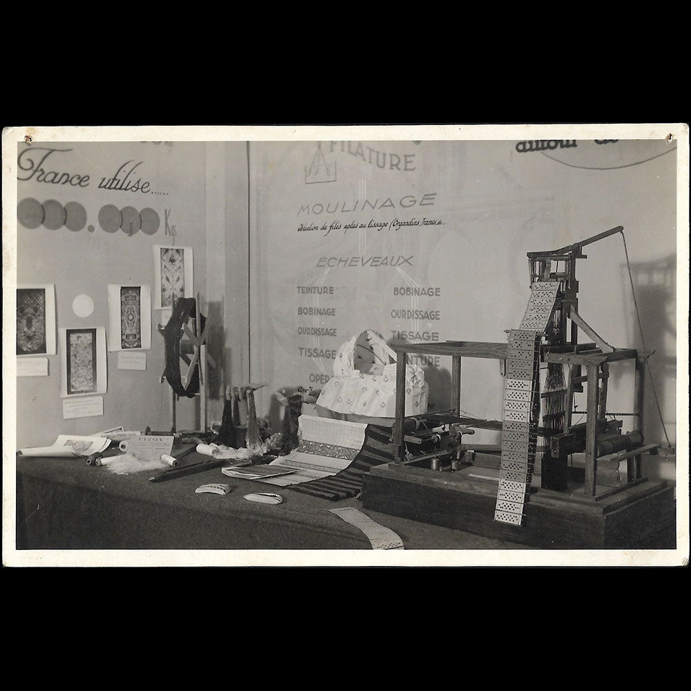 WW2 - Exposition de soieries au Stalag VIII-C (circa 1942)