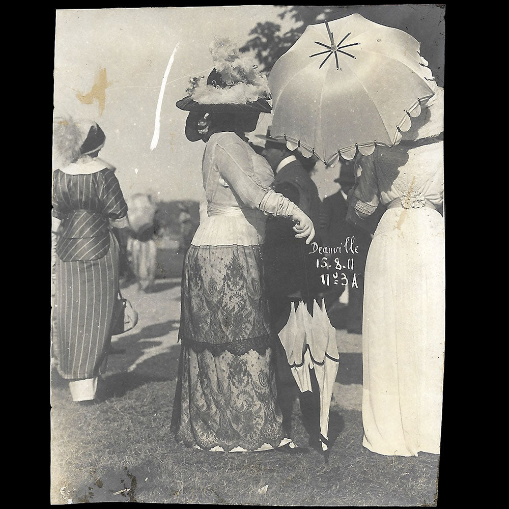 Paul Géniaux - La mode aux courses de Deauville, réunion de 4 photographies (1911)