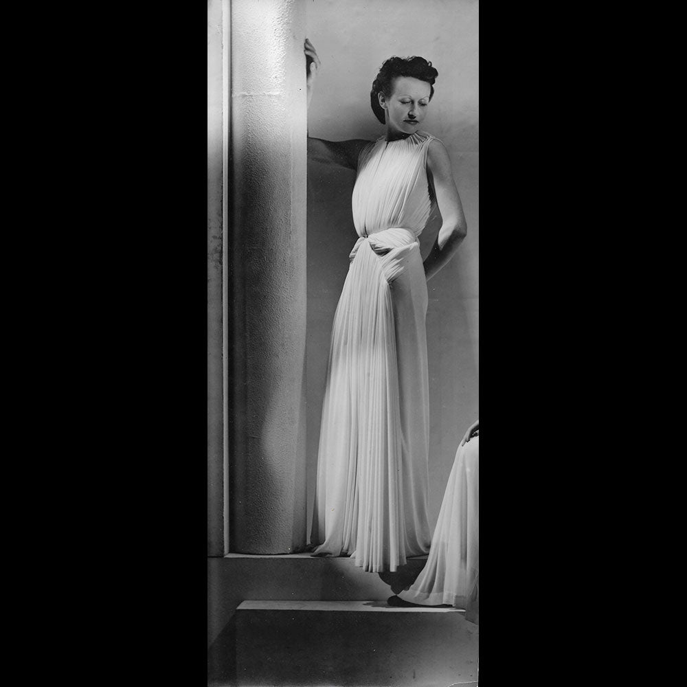 Alix (Madame Grès) - Robe plissée, tirage de Laure Albin-Guillot (circa 1937)