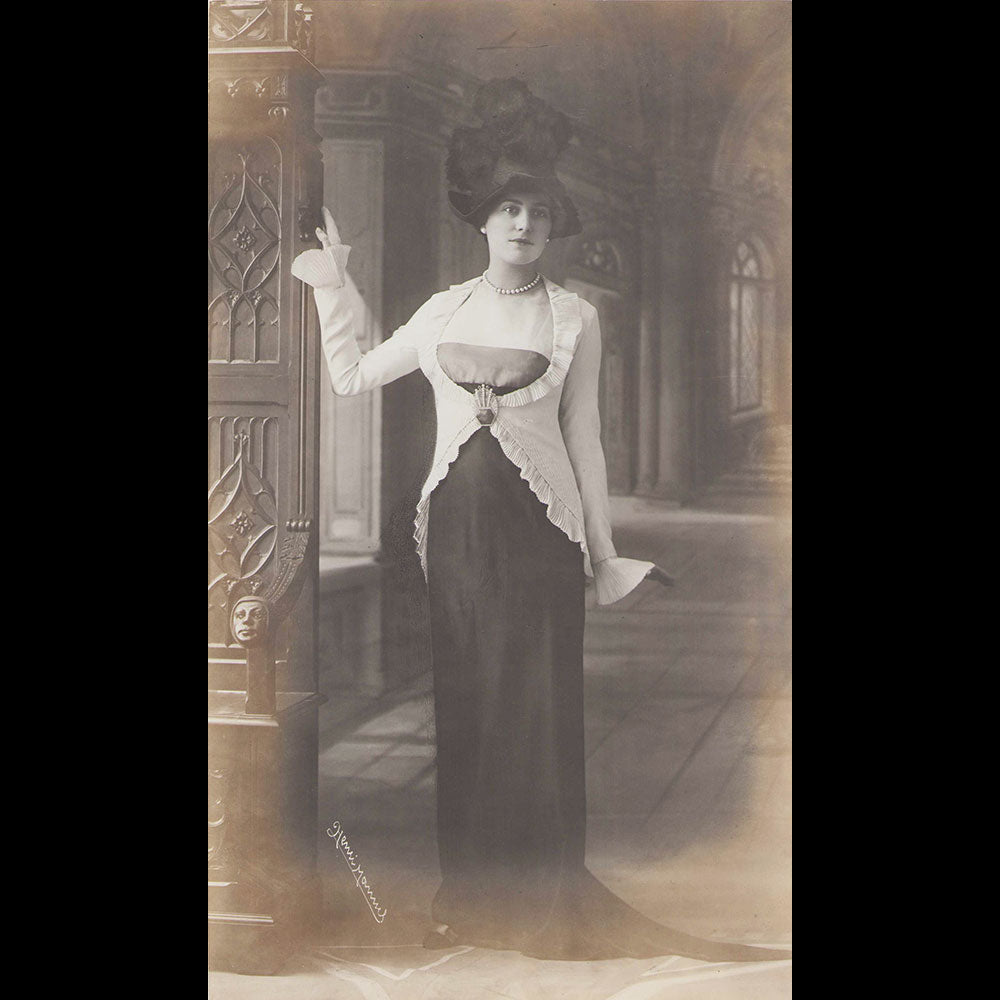 Paquin - Jeanne Dirys Iribe dans une robe de Paul Iribe pour la Rue de la Paix, photographie de Henri Manuel (1912)