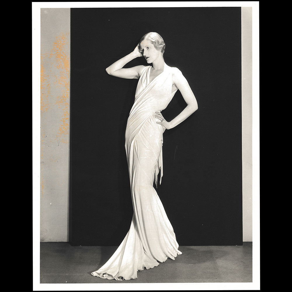 Man Ray - Madame Toulgouat en robe du soir de Schiaparelli (1932)