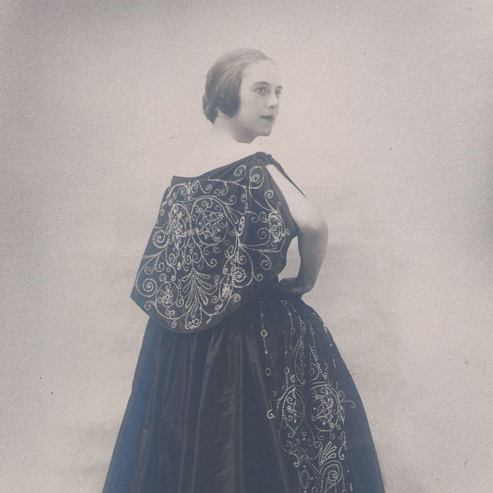 Elégante en robe brodée, photographie de Manuel Frères (1915-1925)