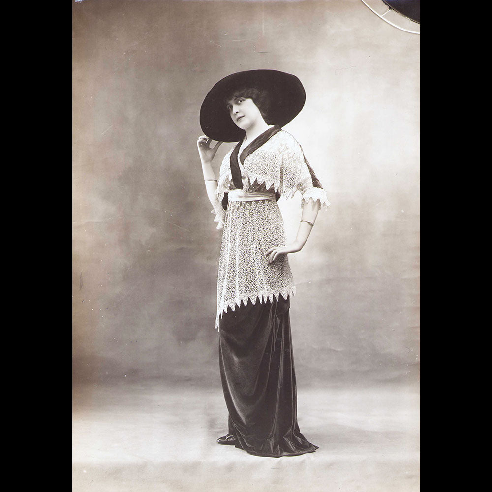 Martial et Armand - Robe en velours bleu marine photographie du studio Felix (1912)