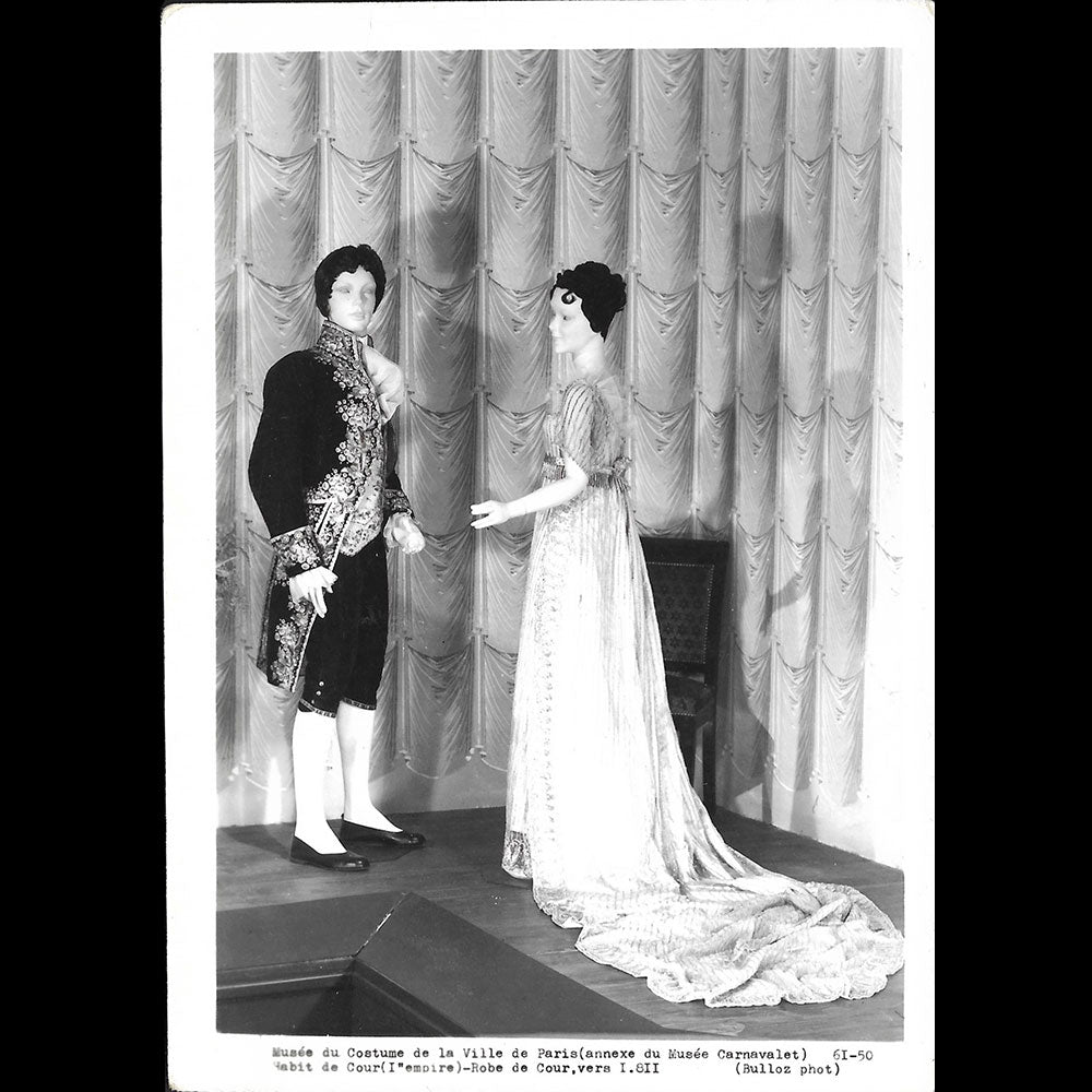 Habit et robe de cour vers 1811, photographie de Bulloz pour le Musée du Costume de la Ville de Paris (1956)