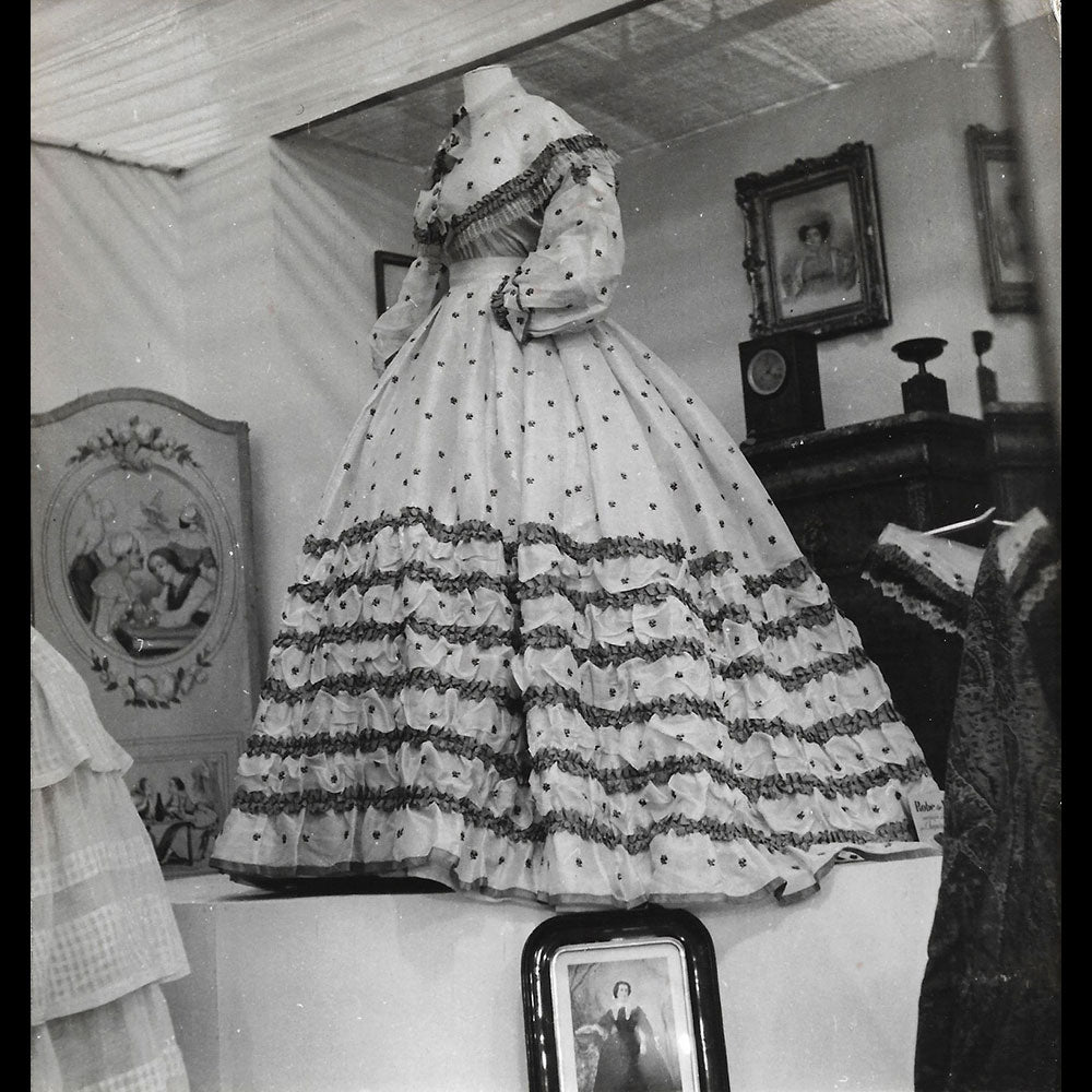 Parures d'autrefois et d'aujourd'hui - Réunion de 7 photographies de l'exposition (1940s)