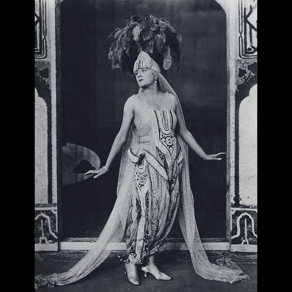 Poiret - Alice Delysia dans un costume d'Afgar (1920)