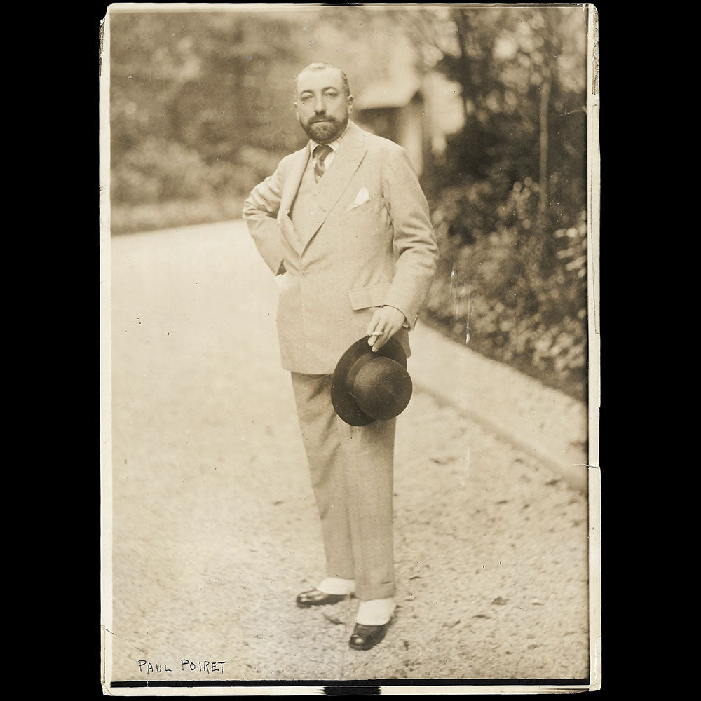 Poiret - Portrait de Paul Poiret dans le jardin de l'hôtel d'Antin (circa 1910)