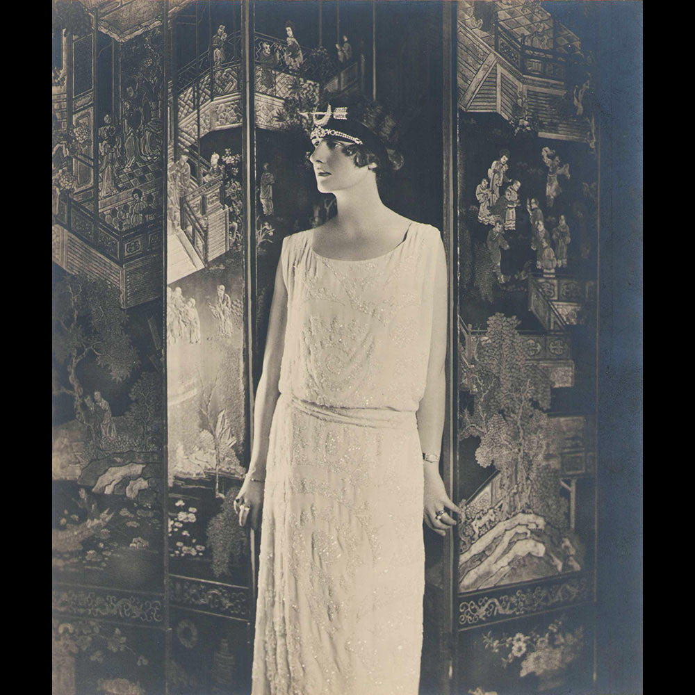 Vogue - Portrait de Madame Simone de Caillavet Stoicesco Maurois par Rehbinder pour Vogue, robe de Lucien Lelong (1922)