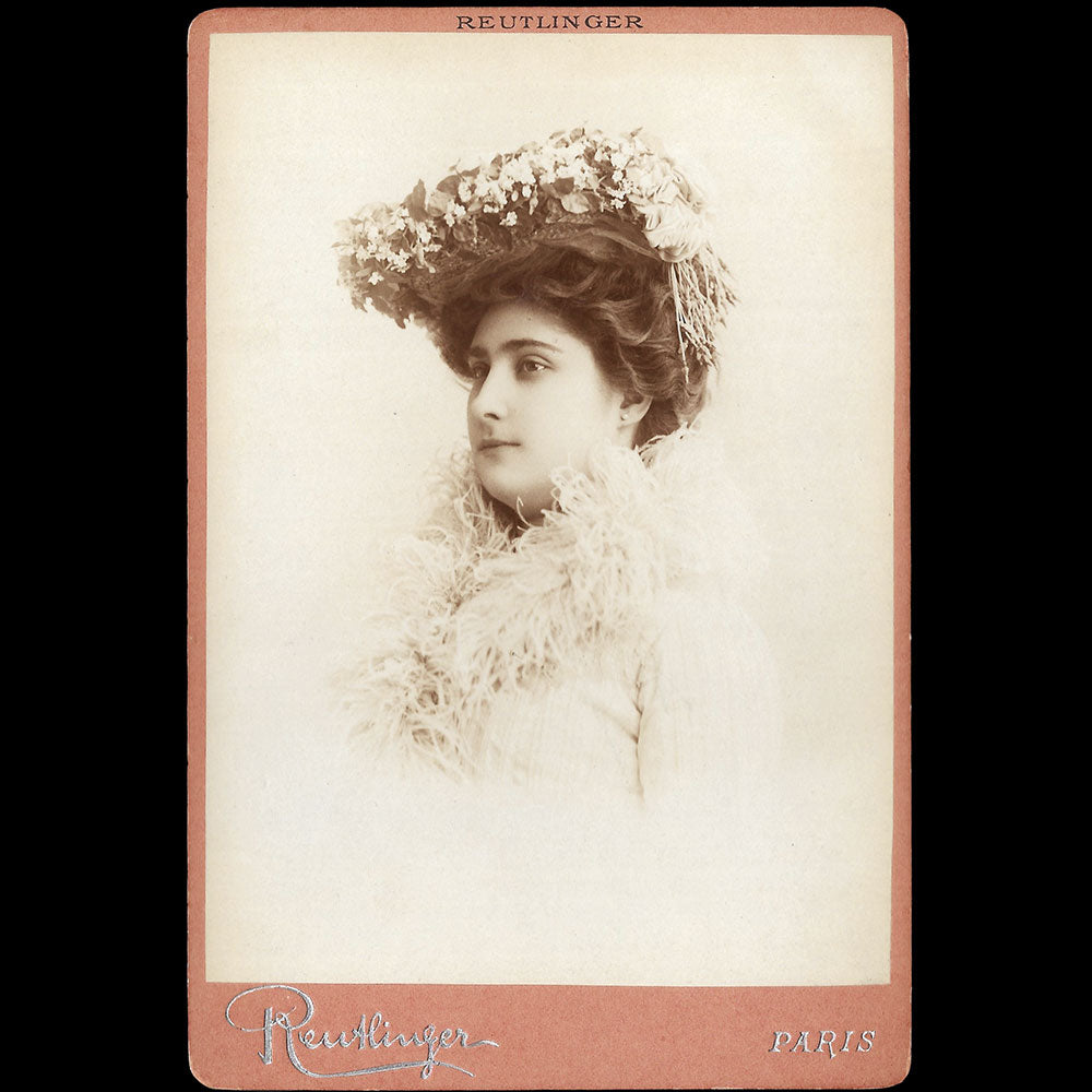 Modistes - Modèles de chapeaux, réunion de 10 photographies de Reutlinger (1902)