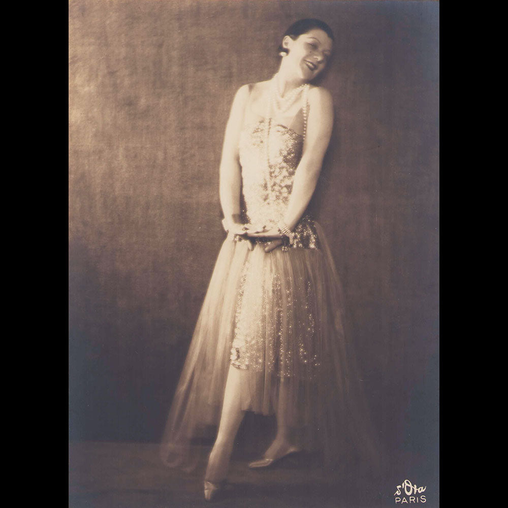 Louiseboulanger - Portrait d'Andrée Spinelly en robe du soir, photographie de D'Ora (circa 1925-1930)