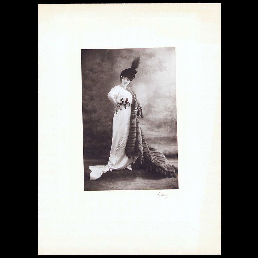 Les Modes - Mlle B... en grand manteau de zibelines naturelles, photographie de Talbot pour la couverture de la revue Les Modes (1912)