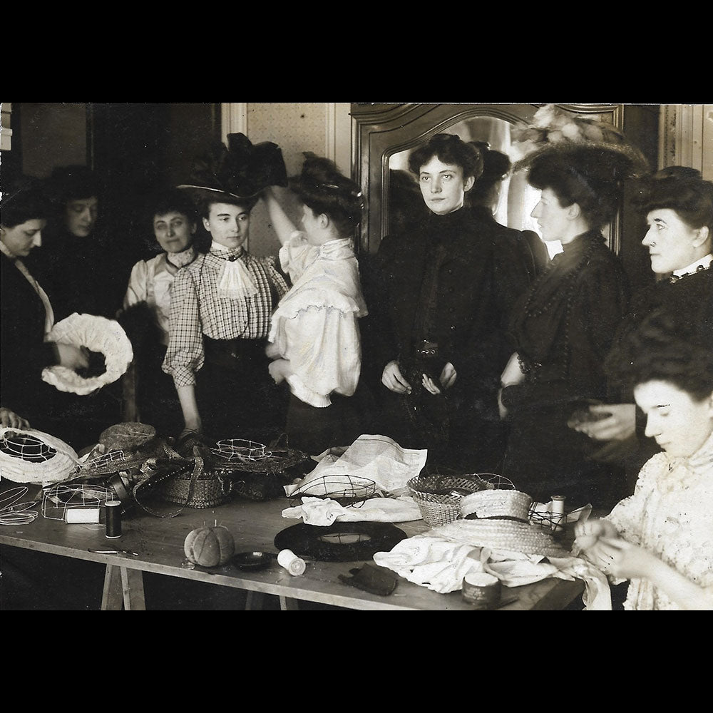 L'Aide Mutuelle - Jeunes femmes confectionnant des chapeaux (1910s)