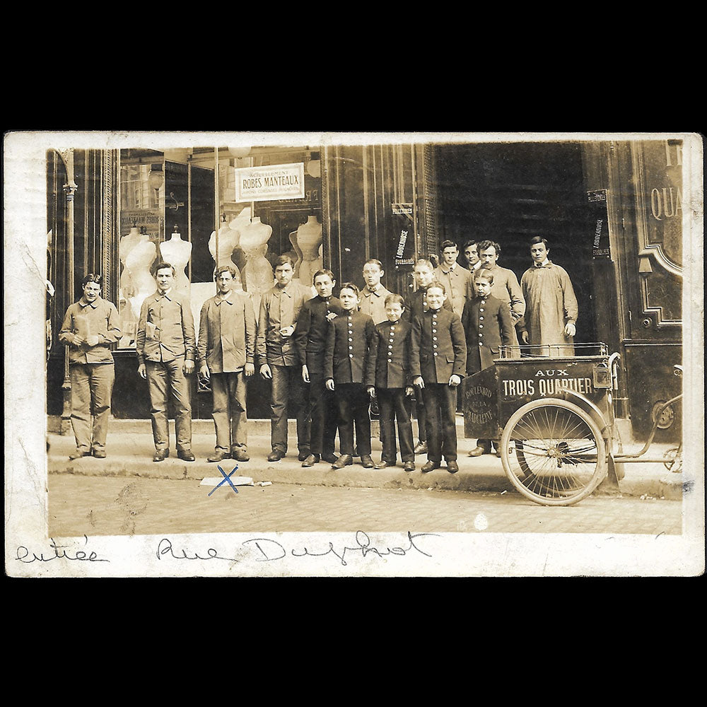 Aux Trois Quartiers - Employés posant, rue Duphot à Paris (1912)