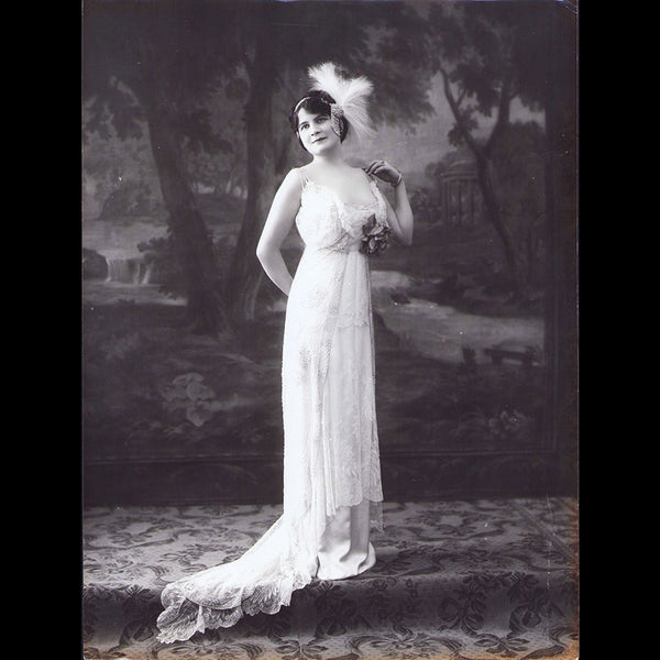 Brandt - Robe du soir brodée de perles et diamants, photographie du studio Felix (1910s)