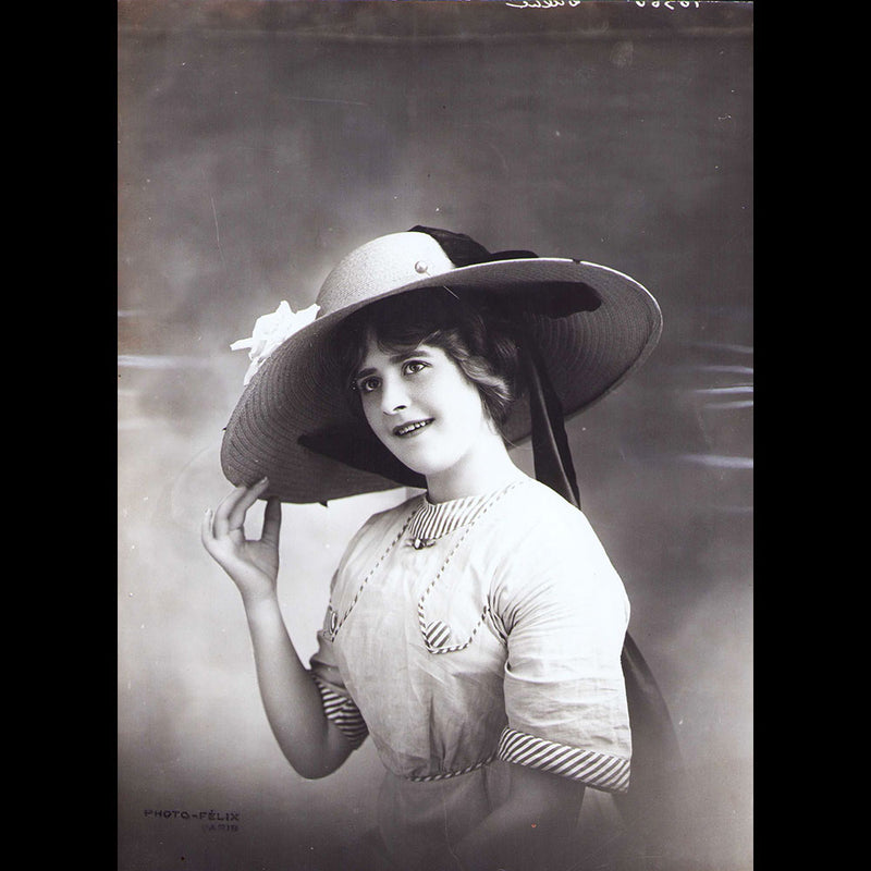 Chapeau porté par Mademoiselle Dulac, photographie du studio Felix (1910s)