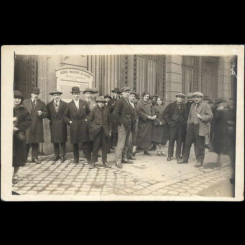 Grands Magasins du Louvre - Employés posant devant l'entrée du personnel à Paris (1910s)