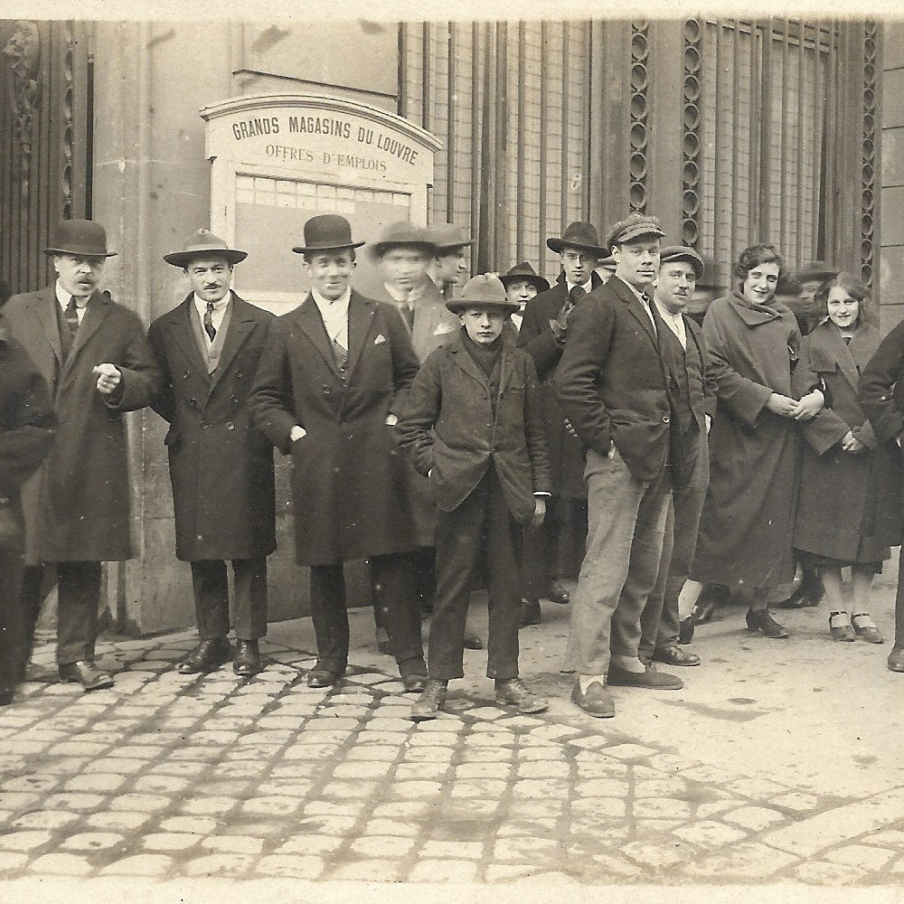 Grands Magasins du Louvre - Employés posant devant l'entrée du personnel à Paris (1910s)