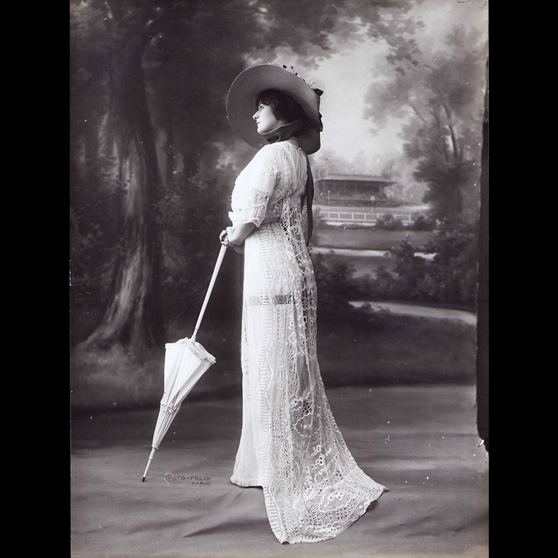 Jenny - Robe en dentelle blanche, photographie du studio Felix (1910s)