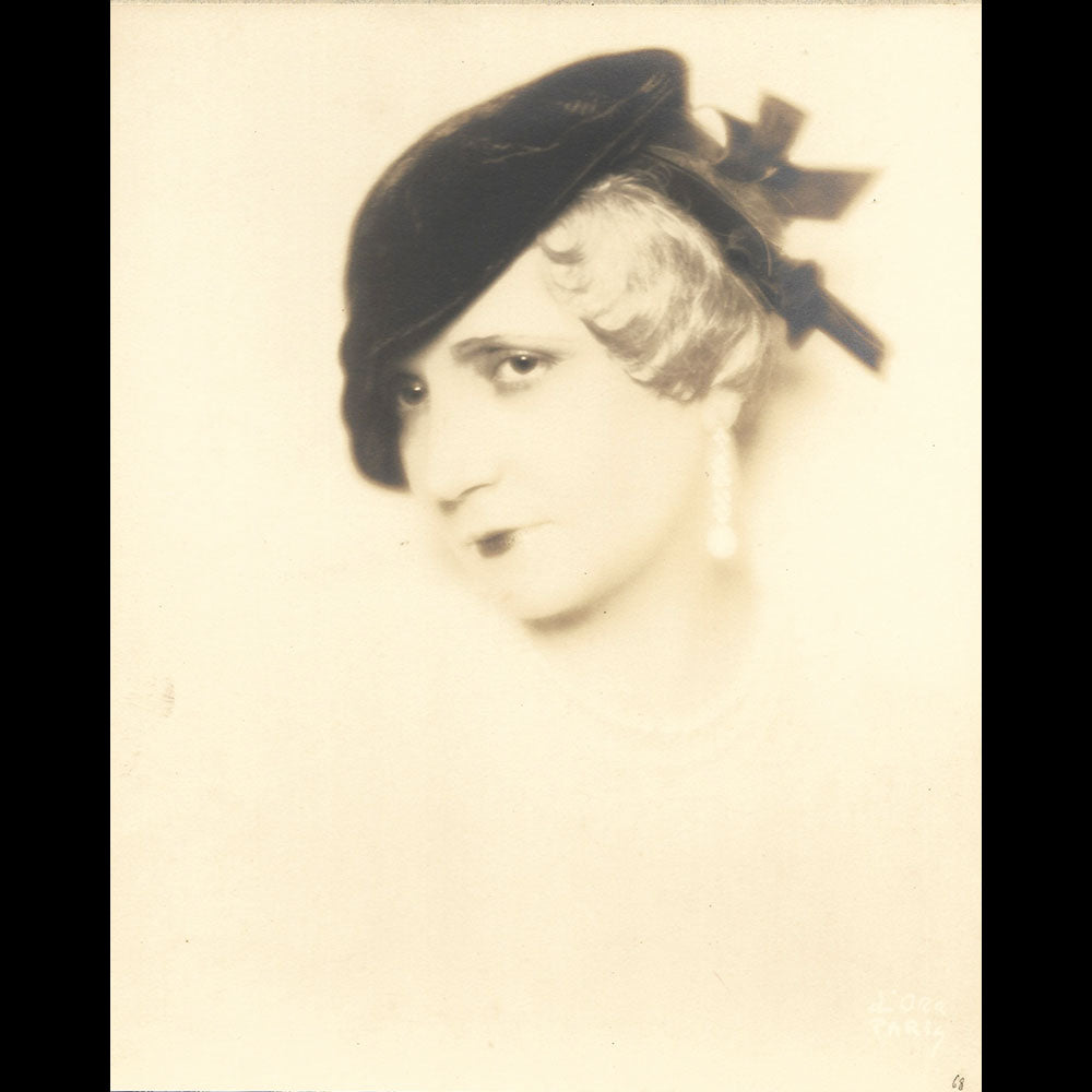 Agnès Rittener - Portrait de la modiste coiffée du béret Inclination, tirage de D'Ora (1931)