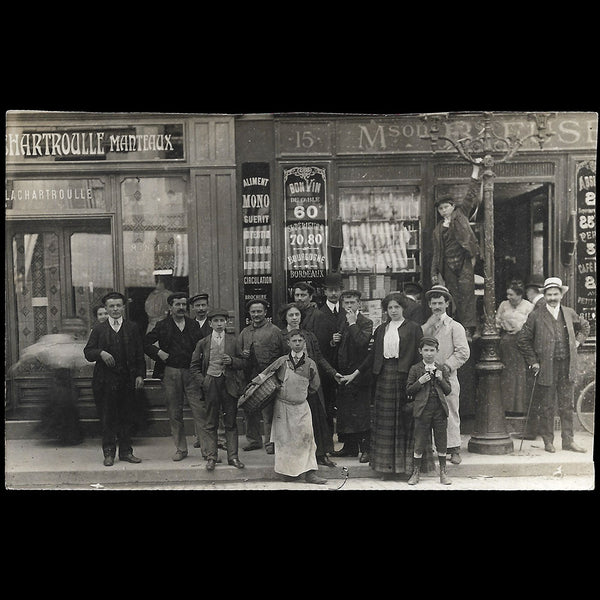 Lachartroulle - Employés devant la boutique 15 rue du Faubourg Saint Honoré à Paris (circa 1905-1910)