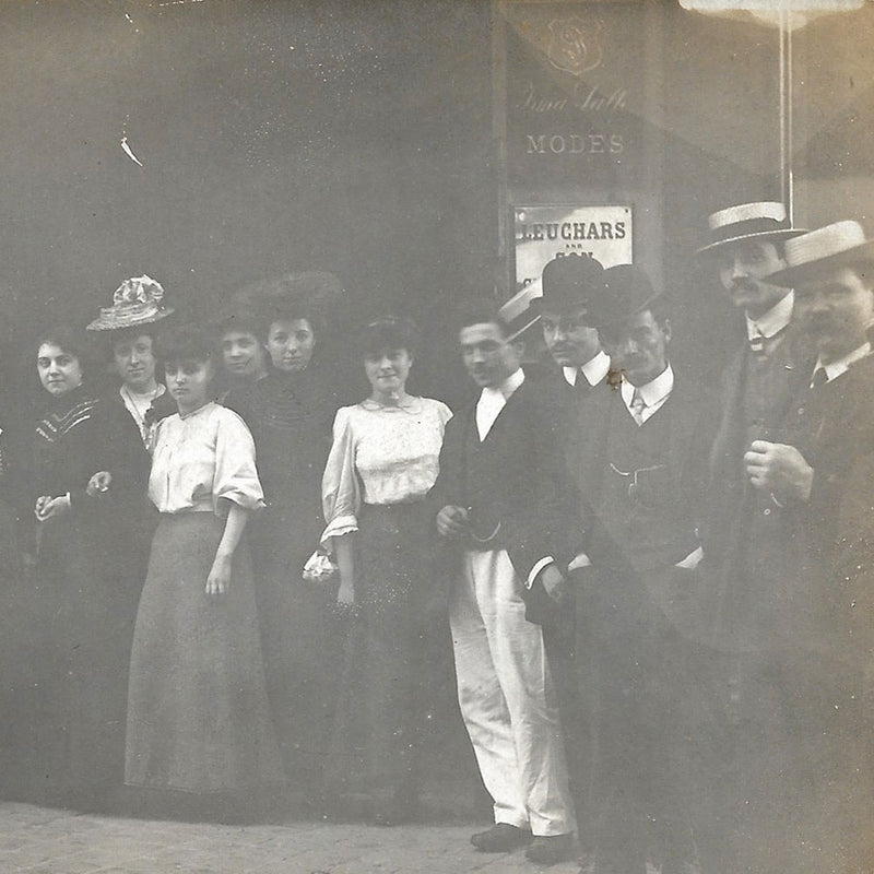 Leuchars & sons - Employés devant la boutique 2 rue de la Paix à Paris (circa 1905-1910)