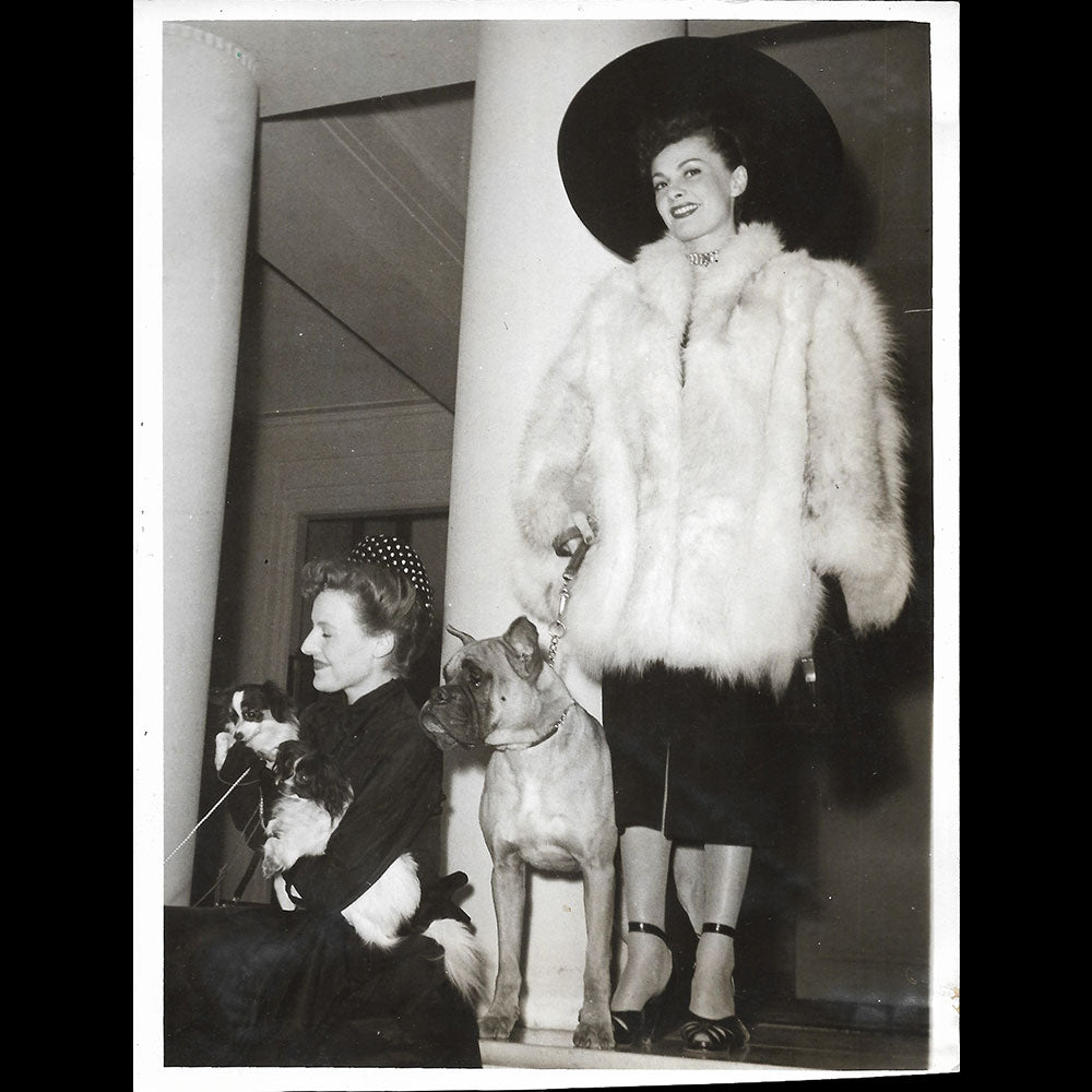 La Belle et la Bête - Maggy Sarragne au Concours d'Elégance féminine et de Beauté canine au George V (1947)