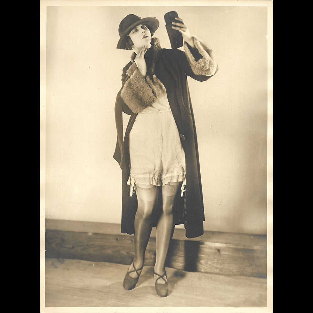 Paris Choc - Elégante en sous-vêtement (circa 1925)