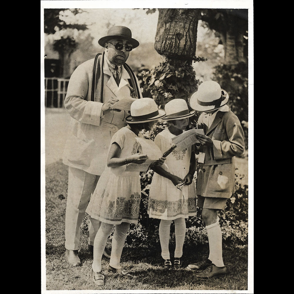Poiret - Paul Poiret et ses filles aux courses de Deauville (1923)