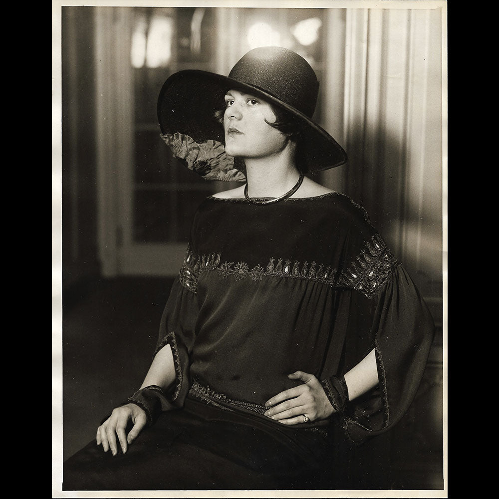 Poiret - Miss Mary Van Rensselaer Cogswell at a New York fashion show (1926)