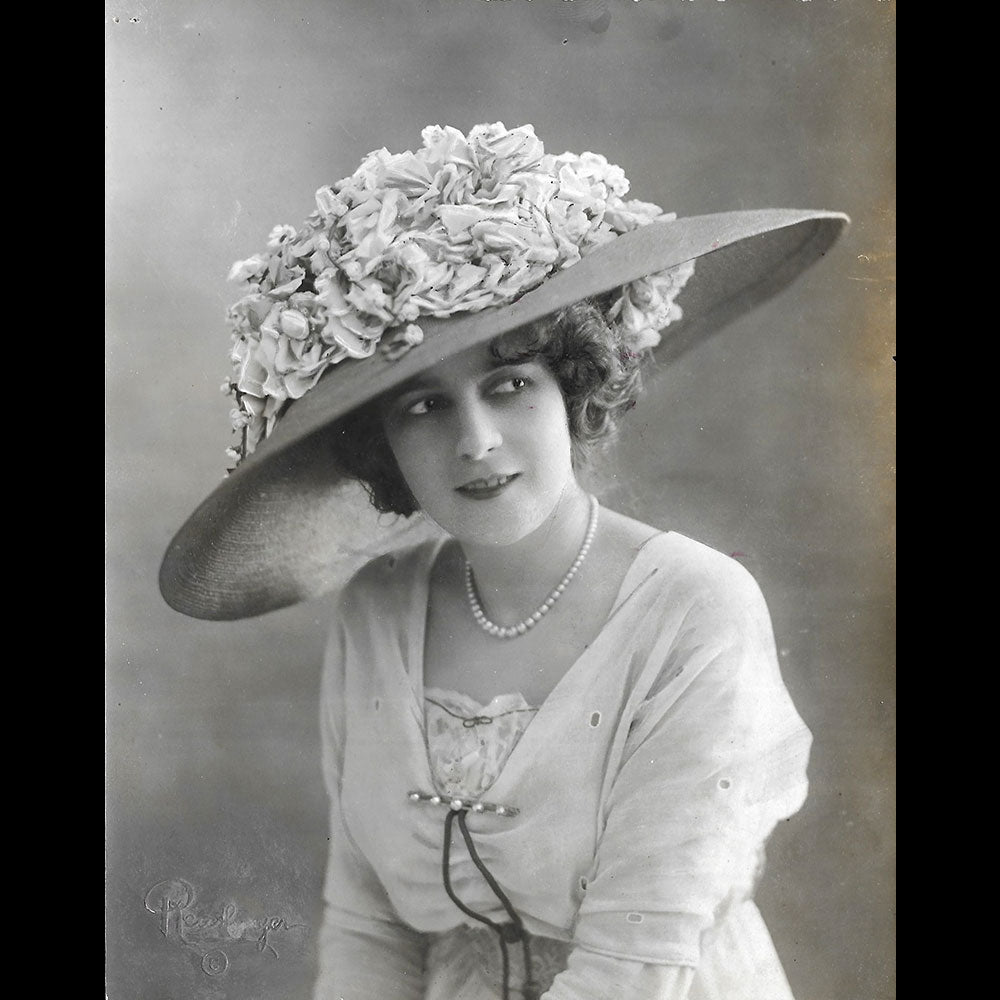 Chapeau porté par Mona Delza, photographie du studio Reutlinger (1910)