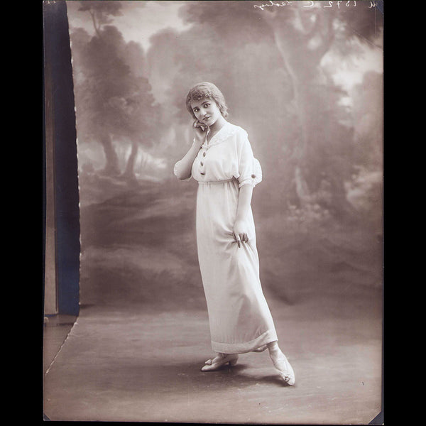 Béchoff-David - Costume en crépon rose, photographie du studio Talbot (1910s)
