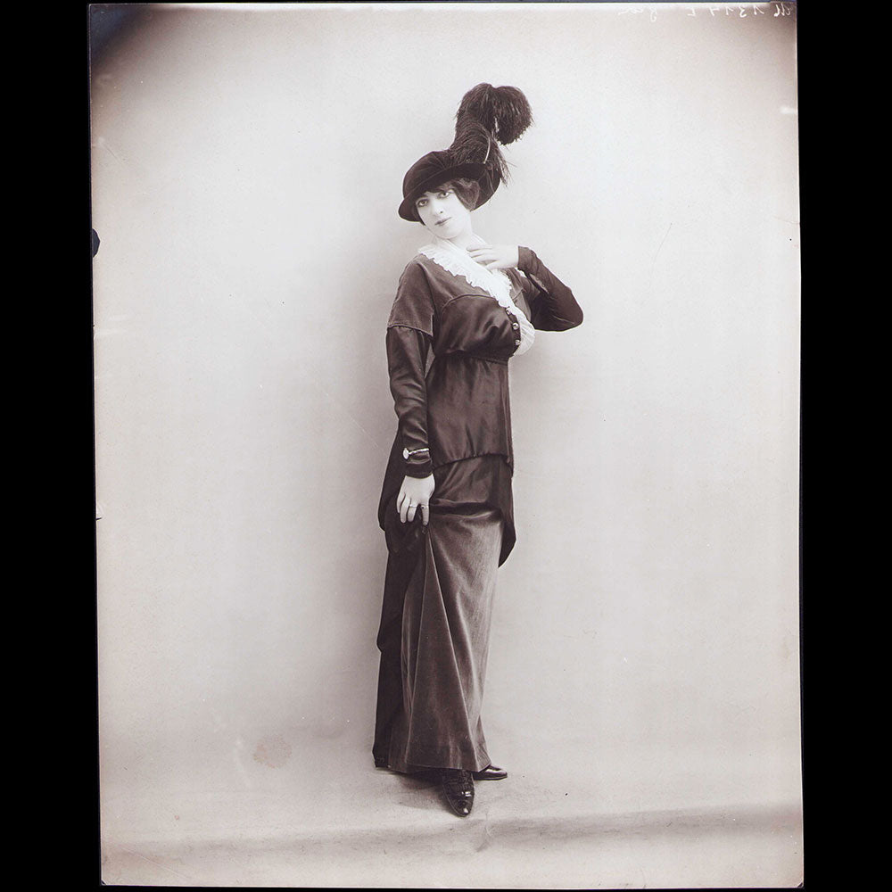 Beer - Robe de velours et satin, photographie du studio Talbot (1910s)