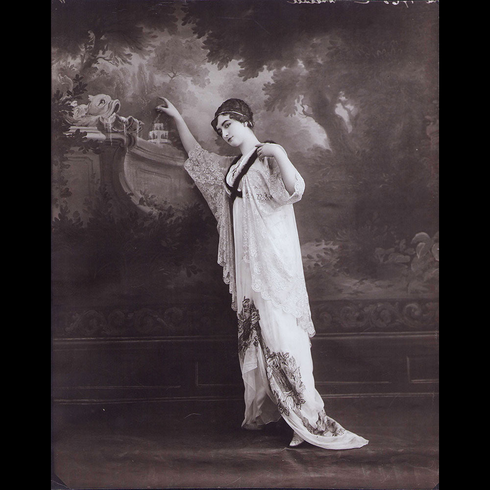 Drecoll - Déshabillé en voile de soie et dentelle, photographie du studio Talbot (1910s)