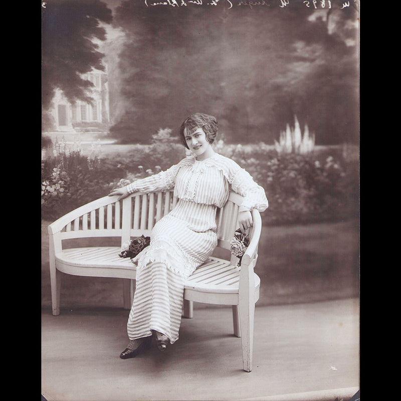 Grande Maison de Blanc - Robe portée par Mademoiselle Auger, photographie du studio Talbot (1910s)