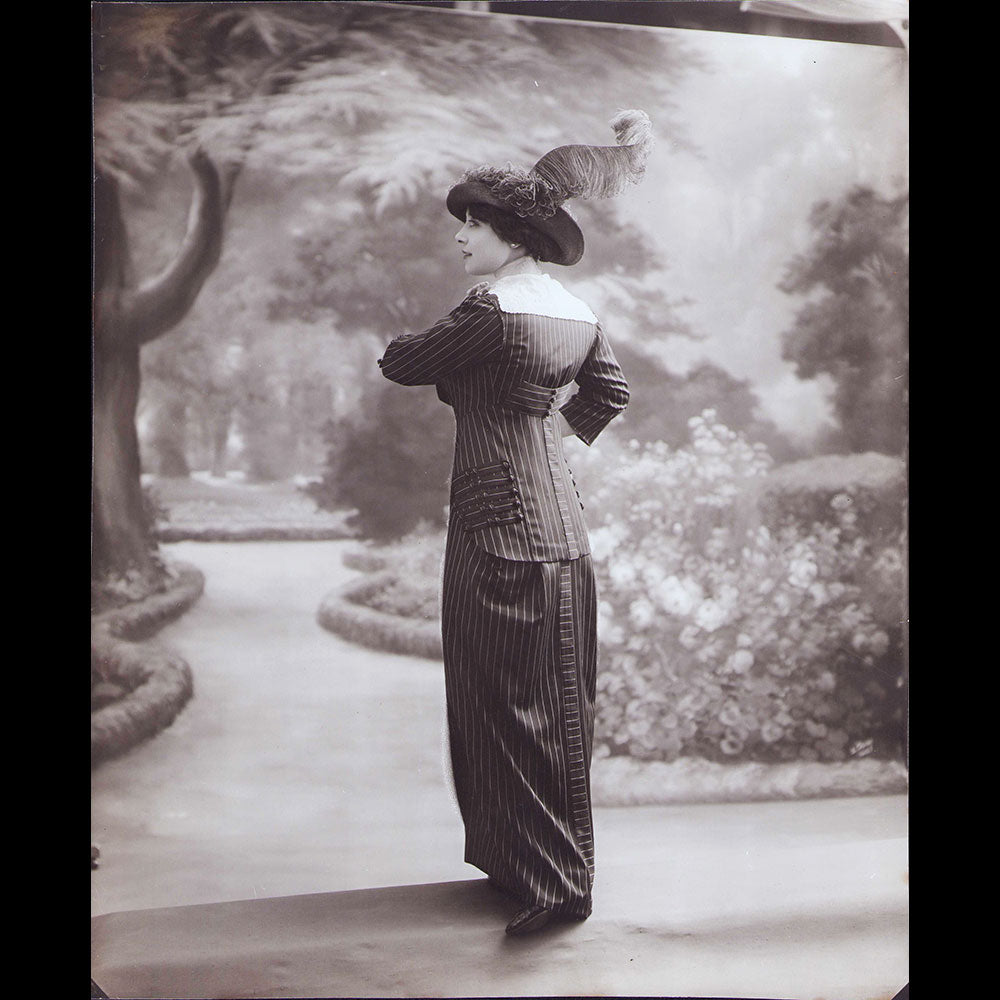 Linker - Costume à rayures, photographie du studio Talbot (1910s)