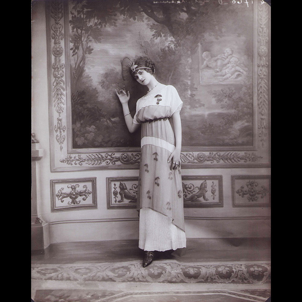 Margaine Lacroix - Robe en voile de soie, photographie du studio Talbot (1910s)