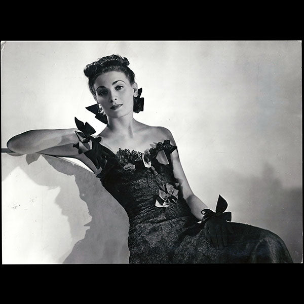 Chanel 1957 Ensemble du soir, Photo Georges Saad — Clipping
