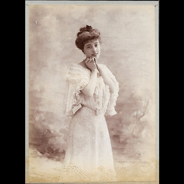 Paquin - Suzanne Carlix dans la main passe, photographie de Reutlinger (1904)