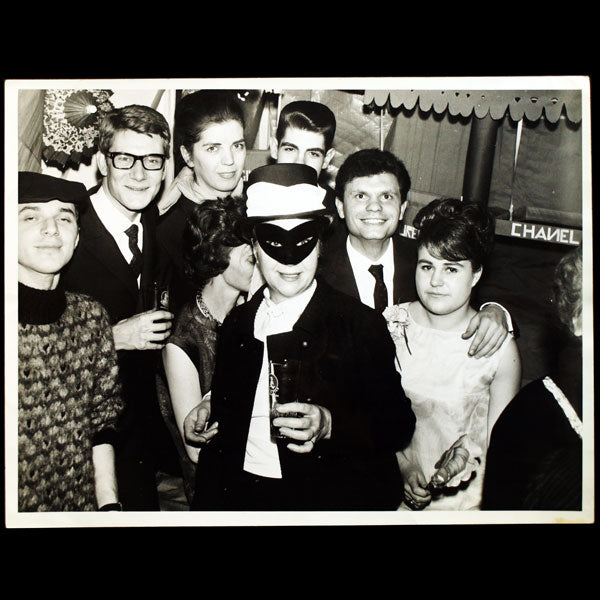 Yves Saint-Laurent entouré de ses catherinettes (1964)