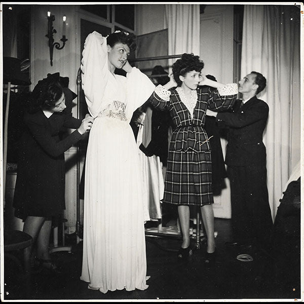 Jacques Fath - Essayage d'une robe du soir, photographie de Seeberger (1944)
