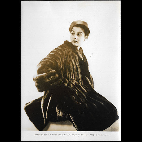 Christian Dior - Manteau de fourrure, photographie de Maywald (1951)