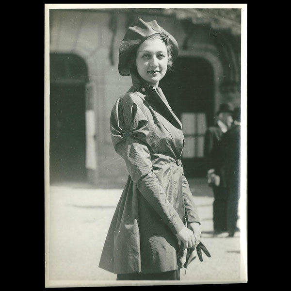 Une Femme Elégante, la mode à Longchamp, photographie de l'agence Meurisse (circa 1935)