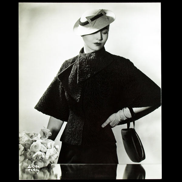 Manteau d'astrakan de Lucien Lelong, photographie d'époque de D'Ora (circa 1935)