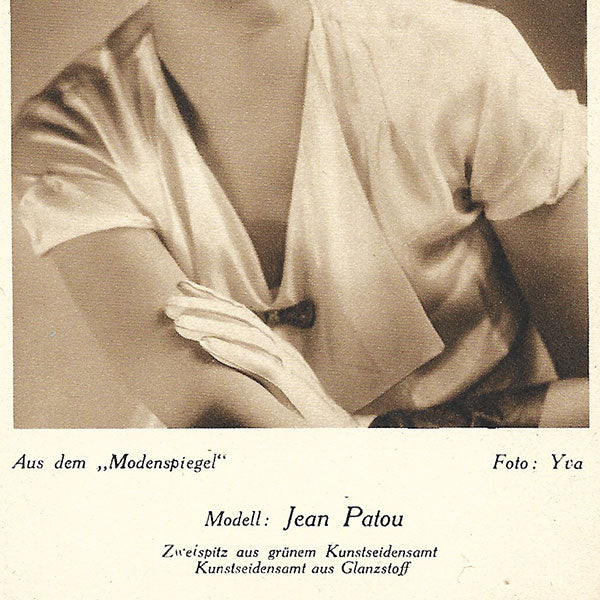 Patou - Aus des Spiegelmoden, carte représentant un mannequin par Yva (circa 1930)