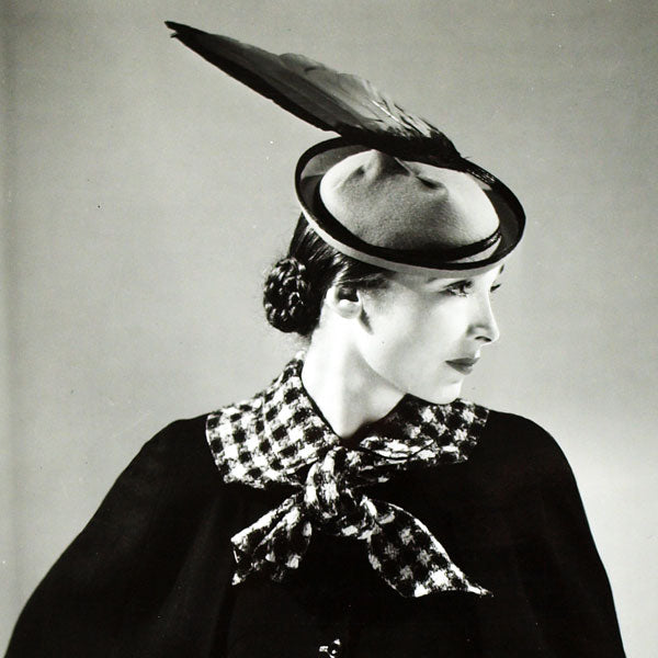 Ensemble Ecossais de Lucien Lelong, chapeau de Suzanne Talbot, photographie d'époque du studio Deutsch (circa 1935)